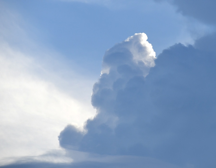 夕方の空の積乱雲