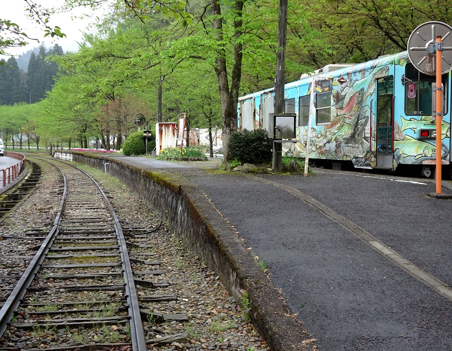 ホームに止まったラッピング列車