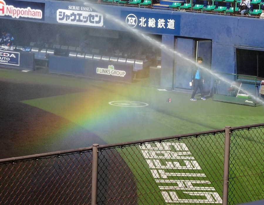 グラウンド整備の放水