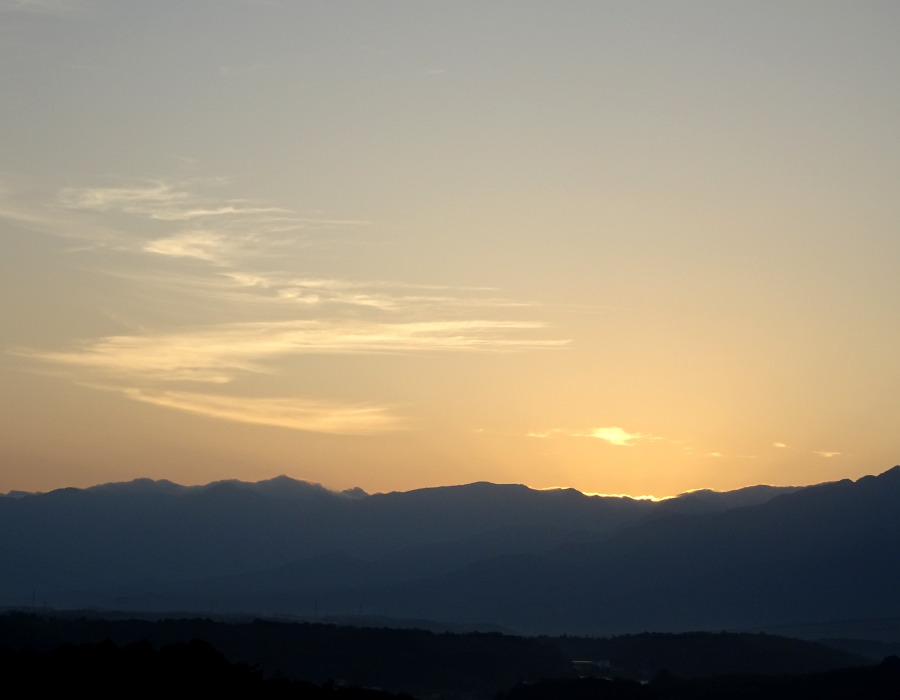 日の出直前の東の空